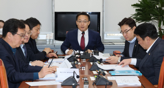 16일 오전 서울 여의도 국회에서 열린 정치개혁특별위원회 정치관계법개선소위원회에서 조해진 위원장이 발언하고 있다.<연합뉴스>